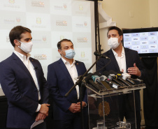 Paraná, Santa Catarina e Rio Grande do Sul se uniram em busca de saídas conjuntas para conter a expansão da crise sanitária decorrente da pandemia da Covid-19. 
O anúncio foi feito pelos governadores Carlos Massa Ratinho Junior (Paraná), Carlos Moisés (Santa Catarina) e Eduardo Leite (Rio Grande do Sul), além dos respectivos secretários de Saúde de cada estado.  Foto: Jonathan Campos/AEN