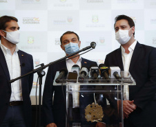 Paraná, Santa Catarina e Rio Grande do Sul se uniram em busca de saídas conjuntas para conter a expansão da crise sanitária decorrente da pandemia da Covid-19. O anúncio foi feito pelos governadores Carlos Massa Ratinho Junior (Paraná), Carlos Moisés (Santa Catarina) e Eduardo Leite (Rio Grande do Sul), além dos respectivos secretários de Saúde de cada estado. Foto: Jonathan Campos/AEN