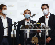 Paraná, Santa Catarina e Rio Grande do Sul se uniram em busca de saídas conjuntas para conter a expansão da crise sanitária decorrente da pandemia da Covid-19. O anúncio foi feito pelos governadores Carlos Massa Ratinho Junior (Paraná), Carlos Moisés (Santa Catarina) e Eduardo Leite (Rio Grande do Sul), além dos respectivos secretários de Saúde de cada estado. Foto: Jonathan Campos/AEN