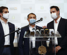 Paraná, Santa Catarina e Rio Grande do Sul se uniram em busca de saídas conjuntas para conter a expansão da crise sanitária decorrente da pandemia da Covid-19. O anúncio foi feito pelos governadores Carlos Massa Ratinho Junior (Paraná), Carlos Moisés (Santa Catarina) e Eduardo Leite (Rio Grande do Sul), além dos respectivos secretários de Saúde de cada estado. Foto: Jonathan Campos/AEN