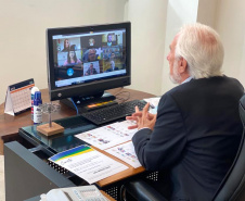 Vice-governador,  Darci Piana, durante reunião com representantes de 12 estados e do Distrito Federal.