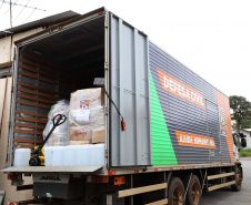 O Governo do Estado enviou, nesta sexta-feira (19), 48 mil peças de roupas doadas por paranaenses para a população do Acre, atingida por fortes enchentes no mês passado. As doações foram realizadas nas sedes do Corpo de Bombeiros do Estado a partir de uma ação conjunta do Poder Público e da sociedade civil. Foto:Ari Dias/AEN