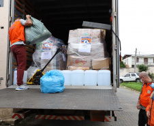 O Governo do Estado enviou, nesta sexta-feira (19), 48 mil peças de roupas doadas por paranaenses para a população do Acre, atingida por fortes enchentes no mês passado. As doações foram realizadas nas sedes do Corpo de Bombeiros do Estado a partir de uma ação conjunta do Poder Público e da sociedade civil. Foto:Ari Dias/AEN