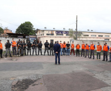 O Governo do Estado enviou, nesta sexta-feira (19), 48 mil peças de roupas doadas por paranaenses para a população do Acre, atingida por fortes enchentes no mês passado. As doações foram realizadas nas sedes do Corpo de Bombeiros do Estado a partir de uma ação conjunta do Poder Público e da sociedade civil. Foto:Ari Dias/AEN