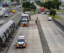 O Governo do Estado enviou 48 mil peças de roupas doadas por paranaenses para a população do Acre, atingida por fortes enchentes no mês passado. As doações foram feitas nas sedes do Corpo de Bombeiros a partir de uma ação conjunta do Poder Público e da sociedade civil. O envio foi nesta sexta-feira (19). Foto: Valdelino Pontes