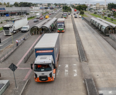 O Governo do Estado enviou 48 mil peças de roupas doadas por paranaenses para a população do Acre, atingida por fortes enchentes no mês passado. As doações foram feitas nas sedes do Corpo de Bombeiros a partir de uma ação conjunta do Poder Público e da sociedade civil. O envio foi nesta sexta-feira (19). Foto: Valdelino Pontes