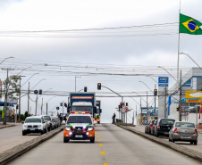 O Governo do Estado enviou 48 mil peças de roupas doadas por paranaenses para a população do Acre, atingida por fortes enchentes no mês passado. As doações foram feitas nas sedes do Corpo de Bombeiros a partir de uma ação conjunta do Poder Público e da sociedade civil. O envio foi nesta sexta-feira (19). Foto: Valdelino Pontes