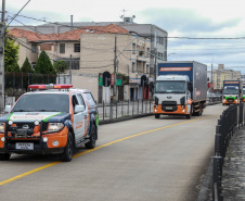 O Governo do Estado enviou 48 mil peças de roupas doadas por paranaenses para a população do Acre, atingida por fortes enchentes no mês passado. As doações foram feitas nas sedes do Corpo de Bombeiros a partir de uma ação conjunta do Poder Público e da sociedade civil. O envio foi nesta sexta-feira (19). Foto: Valdelino Pontes