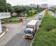 O Governo do Estado enviou 48 mil peças de roupas doadas por paranaenses para a população do Acre, atingida por fortes enchentes no mês passado. As doações foram feitas nas sedes do Corpo de Bombeiros a partir de uma ação conjunta do Poder Público e da sociedade civil. O envio foi nesta sexta-feira (19). Foto: Valdelino Pontes