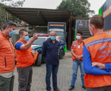 O Governo do Estado enviou 48 mil peças de roupas doadas por paranaenses para a população do Acre, atingida por fortes enchentes no mês passado. As doações foram feitas nas sedes do Corpo de Bombeiros a partir de uma ação conjunta do Poder Público e da sociedade civil. O envio foi nesta sexta-feira (19). Foto: Valdelino Pontes