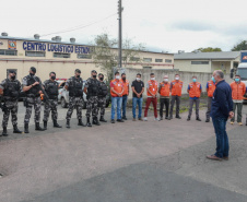 O Governo do Estado enviou 48 mil peças de roupas doadas por paranaenses para a população do Acre, atingida por fortes enchentes no mês passado. As doações foram feitas nas sedes do Corpo de Bombeiros a partir de uma ação conjunta do Poder Público e da sociedade civil. O envio foi nesta sexta-feira (19). Foto: Valdelino Pontes