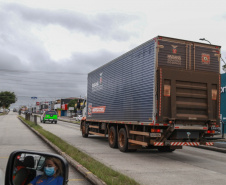 O Governo do Estado enviou 48 mil peças de roupas doadas por paranaenses para a população do Acre, atingida por fortes enchentes no mês passado. As doações foram feitas nas sedes do Corpo de Bombeiros a partir de uma ação conjunta do Poder Público e da sociedade civil. O envio foi nesta sexta-feira (19). Foto: Valdelino Pontes