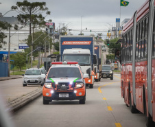 O Governo do Estado enviou 48 mil peças de roupas doadas por paranaenses para a população do Acre, atingida por fortes enchentes no mês passado. As doações foram feitas nas sedes do Corpo de Bombeiros a partir de uma ação conjunta do Poder Público e da sociedade civil. O envio foi nesta sexta-feira (19). Foto: Valdelino Pontes