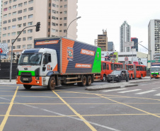 O Governo do Estado enviou 48 mil peças de roupas doadas por paranaenses para a população do Acre, atingida por fortes enchentes no mês passado. As doações foram feitas nas sedes do Corpo de Bombeiros a partir de uma ação conjunta do Poder Público e da sociedade civil. O envio foi nesta sexta-feira (19). Foto: Valdelino Pontes