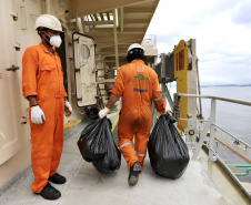 A Portos do Paraná compartilha com a Polícia Federal os dados obtidos nos 27  programas de monitoramentos ambientais. As informações colaboram com a operação ?30 Days at Sea 3.0? (30 Dias no Mar) da International Criminal Police Organization - INTERPOL. A ação envolve cerca de 60 países e tem como foco principal o combate à poluição marítima.  -  Curitiba, 19/03/2021  -  Foto: Claudio Neves/Portos do Paraná