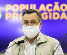 O secretário estadual de Saúde, Beto Preto, atende   a imprensa para explicar detalhes do Decreto 7.145/2021, publicado nesta sexta-feira (19). A normativa endurece as regras de isolamento social em municípios da Região Metropolitana de Curitiba. Foto: Geraldo Bubniak/AEN
