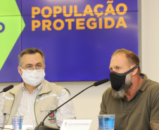 O secretário estadual de Saúde, Beto Preto, atende   a imprensa para explicar detalhes do Decreto 7.145/2021, publicado nesta sexta-feira (19). A normativa endurece as regras de isolamento social em municípios da Região Metropolitana de Curitiba. Na foto, o  delegado-geral da Polícia Civil do Paraná (PCPR), Silvio Jacob Rockembach . Foto: Geraldo Bubniak/AEN