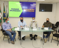 O secretário estadual de Saúde, Beto Preto, atende   a imprensa para explicar detalhes do Decreto 7.145/2021, publicado nesta sexta-feira (19). A normativa endurece as regras de isolamento social em municípios da Região Metropolitana de Curitiba. Na foto, o diretor geral , Werner, o prefeito Gerson Colodel  e o  delegado-geral da Polícia Civil do Paraná (PCPR), Silvio Jacob Rockembach . Foto: Geraldo Bubniak/AEN