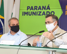 O secretário estadual de Saúde, Beto Preto, atende   a imprensa para explicar detalhes do Decreto 7.145/2021, publicado nesta sexta-feira (19). A normativa endurece as regras de isolamento social em municípios da Região Metropolitana de Curitiba. Foto: Geraldo Bubniak/AEN