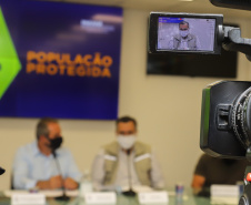 O secretário estadual de Saúde, Beto Preto, atende   a imprensa para explicar detalhes do Decreto 7.145/2021, publicado nesta sexta-feira (19). A normativa endurece as regras de isolamento social em municípios da Região Metropolitana de Curitiba. Foto: Geraldo Bubniak/AEN