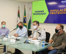 O secretário estadual de Saúde, Beto Preto, atende   a imprensa para explicar detalhes do Decreto 7.145/2021, publicado nesta sexta-feira (19). A normativa endurece as regras de isolamento social em municípios da Região Metropolitana de Curitiba. Foto: Geraldo Bubniak/AEN