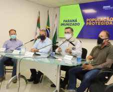 O secretário estadual de Saúde, Beto Preto, atende   a imprensa para explicar detalhes do Decreto 7.145/2021, publicado nesta sexta-feira (19). A normativa endurece as regras de isolamento social em municípios da Região Metropolitana de Curitiba. Foto: Geraldo Bubniak/AEN