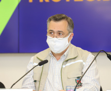 O secretário estadual de Saúde, Beto Preto, atende   a imprensa para explicar detalhes do Decreto 7.145/2021, publicado nesta sexta-feira (19). A normativa endurece as regras de isolamento social em municípios da Região Metropolitana de Curitiba. Foto: Geraldo Bubniak/AEN