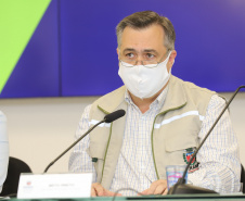 O secretário estadual de Saúde, Beto Preto, atende   a imprensa para explicar detalhes do Decreto 7.145/2021, publicado nesta sexta-feira (19). A normativa endurece as regras de isolamento social em municípios da Região Metropolitana de Curitiba. Foto: Geraldo Bubniak/AEN