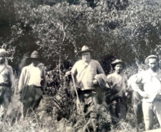 Primeira grande hidrelétrica do Paraná completa 90 anos de operação - O engenheiro americano Howell Lewis Fry (ao centro) com moradores da região que trabalharam na construção da Usina.  -  Foto: Divulgação Copel