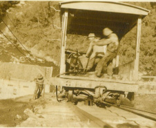 Primeira grande hidrelétrica do Paraná completa 90 anos de operação - Trabalhadores descem com trole até a Usina - acervo histórico.  -  Foto: Divulgação Copel