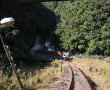 Primeira grande hidrelétrica do Paraná completa 90 anos de operação - nício da descida do trole. -  Foto: Divulgação Copel