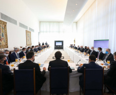 &#8232;O governador Carlos Massa Ratinho Junior participou nesta quarta-feira (24), em Brasília, da reunião com os chefes dos Três Poderes que definiu a criação de um comitê para articular nacionalmente as ações de enfrentamento à pandemia de Covid-19. Foto: Marcos Corrêa/PR
