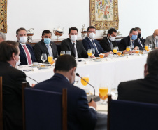 &#8232;O governador Carlos Massa Ratinho Junior participou nesta quarta-feira (24), em Brasília, da reunião com os chefes dos Três Poderes que definiu a criação de um comitê para articular nacionalmente as ações de enfrentamento à pandemia de Covid-19. Foto: Marcos Corrêa/PR