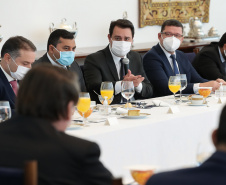 &#8232;O governador Carlos Massa Ratinho Junior participou nesta quarta-feira (24), em Brasília, da reunião com os chefes dos Três Poderes que definiu a criação de um comitê para articular nacionalmente as ações de enfrentamento à pandemia de Covid-19. Foto: Marcos Corrêa/PR