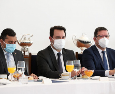 &#8232;O governador Carlos Massa Ratinho Junior participou nesta quarta-feira (24), em Brasília, da reunião com os chefes dos Três Poderes que definiu a criação de um comitê para articular nacionalmente as ações de enfrentamento à pandemia de Covid-19. Foto: Marcos Corrêa/PR