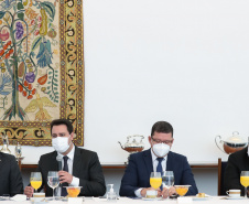 &#8232;O governador Carlos Massa Ratinho Junior participou nesta quarta-feira (24), em Brasília, da reunião com os chefes dos Três Poderes que definiu a criação de um comitê para articular nacionalmente as ações de enfrentamento à pandemia de Covid-19. Foto: Marcos Corrêa/PR