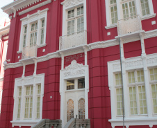 Neste mês de março, o Museu de Arte Contemporânea do Paraná completa 51 anos de existência. É mais de meio século de história como espaço de formação para artistas e críticos; como aliado no ensino das artes para professores e alunos; e como espaço diverso, inclusivo e plural de acesso à arte para o grande público.  - Foto: Arquivo SEEC