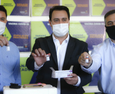 O Governo do Estado inicia nesta sexta-feira (26) uma campanha junto aos municípios do Paraná para vacinar os grupos prioritários de domingo a domingo. A ideia, apresentada pelo governador Carlos Massa Ratinho Junior, é incentivar ainda mais a imunização, valorizar a sua importância na luta contra a pandemia e acelerar a aplicação em cidades que têm mais dificuldades de operacionalizar o Plano Estadual de Vacinação contra a Covid-19.  -  Curitiba, 26/03/2021  -  Foto: Jonathan Campos/AEN