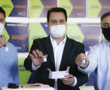 O Governo do Estado inicia nesta sexta-feira (26) uma campanha junto aos municípios do Paraná para vacinar os grupos prioritários de domingo a domingo. A ideia, apresentada pelo governador Carlos Massa Ratinho Junior, é incentivar ainda mais a imunização, valorizar a sua importância na luta contra a pandemia e acelerar a aplicação em cidades que têm mais dificuldades de operacionalizar o Plano Estadual de Vacinação contra a Covid-19.  -  Curitiba, 26/03/2021  -  Foto: Jonathan Campos/AEN
