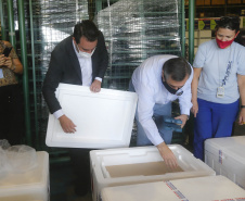 O Governo do Estado inicia nesta sexta-feira (26) uma campanha junto aos municípios do Paraná para vacinar os grupos prioritários de domingo a domingo. A ideia, apresentada pelo governador Carlos Massa Ratinho Junior, é incentivar ainda mais a imunização, valorizar a sua importância na luta contra a pandemia e acelerar a aplicação em cidades que têm mais dificuldades de operacionalizar o Plano Estadual de Vacinação contra a Covid-19.  -  Curitiba, 26/03/2021  -  Foto: Jonathan Campos/AEN