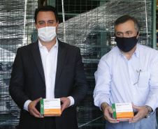 O Governo do Estado inicia nesta sexta-feira (26) uma campanha junto aos municípios do Paraná para vacinar os grupos prioritários de domingo a domingo. A ideia, apresentada pelo governador Carlos Massa Ratinho Junior, é incentivar ainda mais a imunização, valorizar a sua importância na luta contra a pandemia e acelerar a aplicação em cidades que têm mais dificuldades de operacionalizar o Plano Estadual de Vacinação contra a Covid-19.  -  Curitiba, 26/03/2021  -  Foto: Jonathan Campos/AEN
