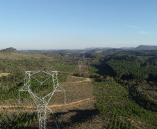 A Copel colocou em operação neste domingo (28) a nova linha de transmissão de energia que conecta as subestações Curitiba Leste (PR) e Blumenau (SC).  -  Foto"Divulgação Copel