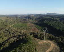 A Copel colocou em operação neste domingo (28) a nova linha de transmissão de energia que conecta as subestações Curitiba Leste (PR) e Blumenau (SC).  -  Foto"Divulgação Copel