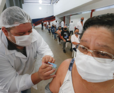 Paraná já vacinou 82% da população acima de 70 anos.Foto: Jonathan Campos/AEN