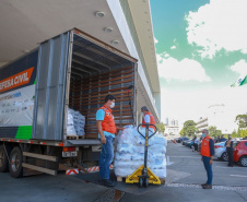 Comunidade portuária arrecada 9 mil cestas básicas para doação[gravata] Funcionários dos portos do Paraná, empresas e órgãos que atuam em Paranaguá e Antonina participam da segunda edição da campanha Cesta Solidária, promovida pela Superintendência Geral de Ação Solidária (SGAS). Foram arrecadadas 125 toneladas de alimentos, parte deles entregues nesta quarta-feira (31) ao governador Carlos Massa Ratinho Junior. - Curitiba, 31/03/2021 - Foto: Valdelino Pontes