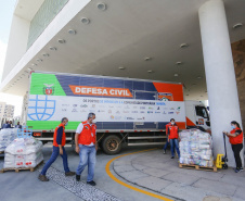 Comunidade portuária arrecada 9 mil cestas básicas para doação[gravata] Funcionários dos portos do Paraná, empresas e órgãos que atuam em Paranaguá e Antonina participam da segunda edição da campanha Cesta Solidária, promovida pela Superintendência Geral de Ação Solidária (SGAS). Foram arrecadadas 125 toneladas de alimentos, parte deles entregues nesta quarta-feira (31) ao governador Carlos Massa Ratinho Junior.  -  Curitiba, 31/03/2021  -  Foto: Jonathan Campos/AEN