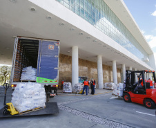 Comunidade portuária arrecada 9 mil cestas básicas para doação[gravata] Funcionários dos portos do Paraná, empresas e órgãos que atuam em Paranaguá e Antonina participam da segunda edição da campanha Cesta Solidária, promovida pela Superintendência Geral de Ação Solidária (SGAS). Foram arrecadadas 125 toneladas de alimentos, parte deles entregues nesta quarta-feira (31) ao governador Carlos Massa Ratinho Junior.  -  Curitiba, 31/03/2021  -  Foto: Jonathan Campos/AEN