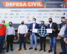 Comunidade portuária arrecada 9 mil cestas básicas para doação[gravata] Funcionários dos portos do Paraná, empresas e órgãos que atuam em Paranaguá e Antonina participam da segunda edição da campanha Cesta Solidária, promovida pela Superintendência Geral de Ação Solidária (SGAS). Foram arrecadadas 125 toneladas de alimentos, parte deles entregues nesta quarta-feira (31) ao governador Carlos Massa Ratinho Junior.  -  Curitiba, 31/03/2021  -  Foto: Jonathan Campos/AEN