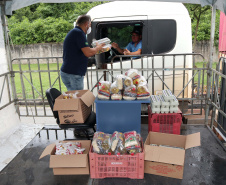 Além dos moradores das cidades, os caminhoneiros que descarregam grãos no Porto de Paranaguá receberam um kit alimentação em maio de 2020. Foram cerca de 100 mil kits entregues no pior momento da pandemia até então.Foto: Claudio Neves