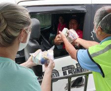 Além dos moradores das cidades, os caminhoneiros que descarregam grãos no Porto de Paranaguá receberam um kit alimentação em maio de 2020. Foram cerca de 100 mil kits entregues no pior momento da pandemia até então.Foto: Claudio Neves